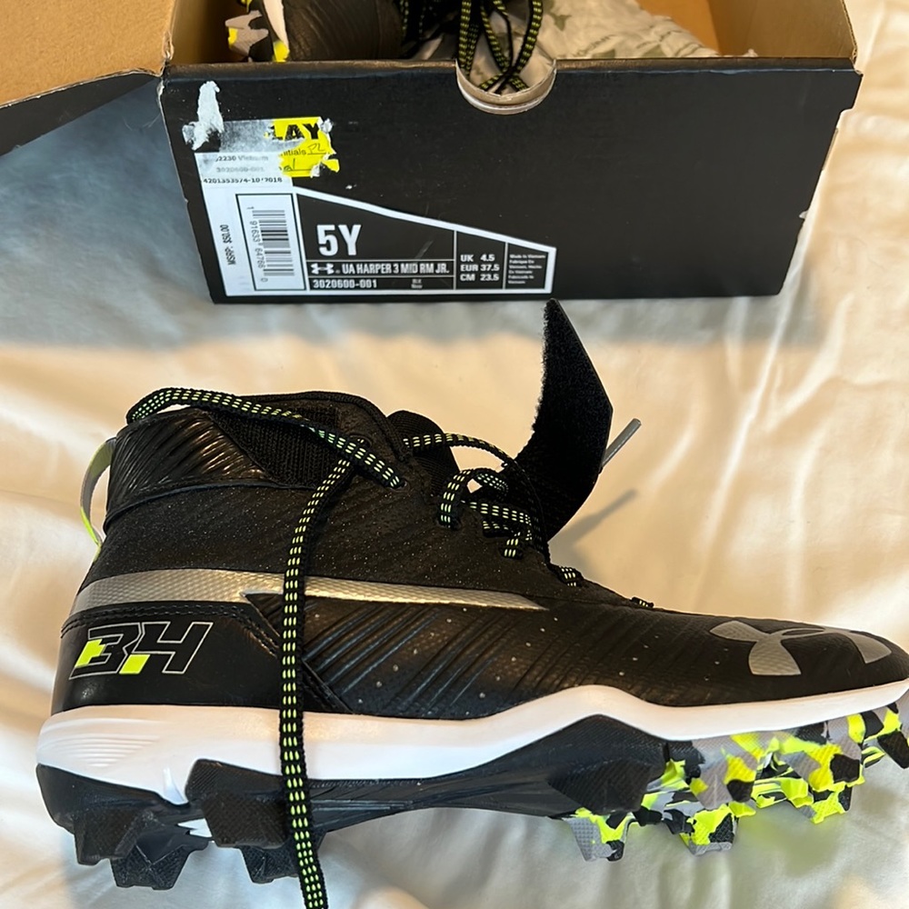 Brand new under armour cleats Harper 3 mid